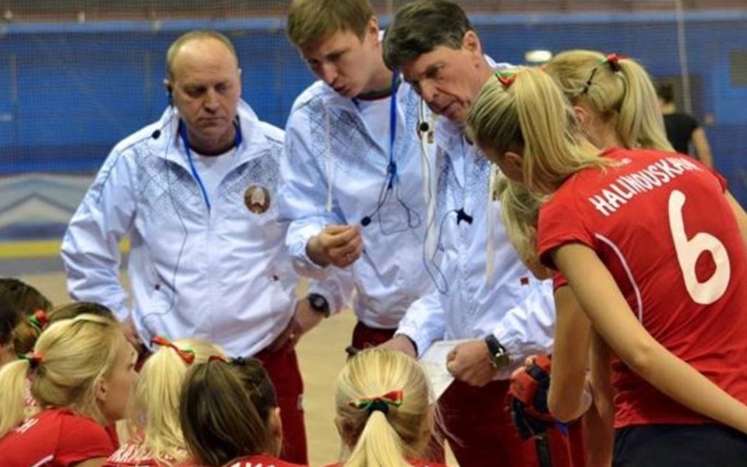 Herman Kruis und sein Trainerstab coachen die Hockey Damen von Weis- Russland mit dem AXIWI Kommunikationssystem
