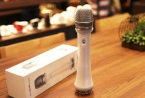 speamic-wireless-hand-microphone-with-speaker-table